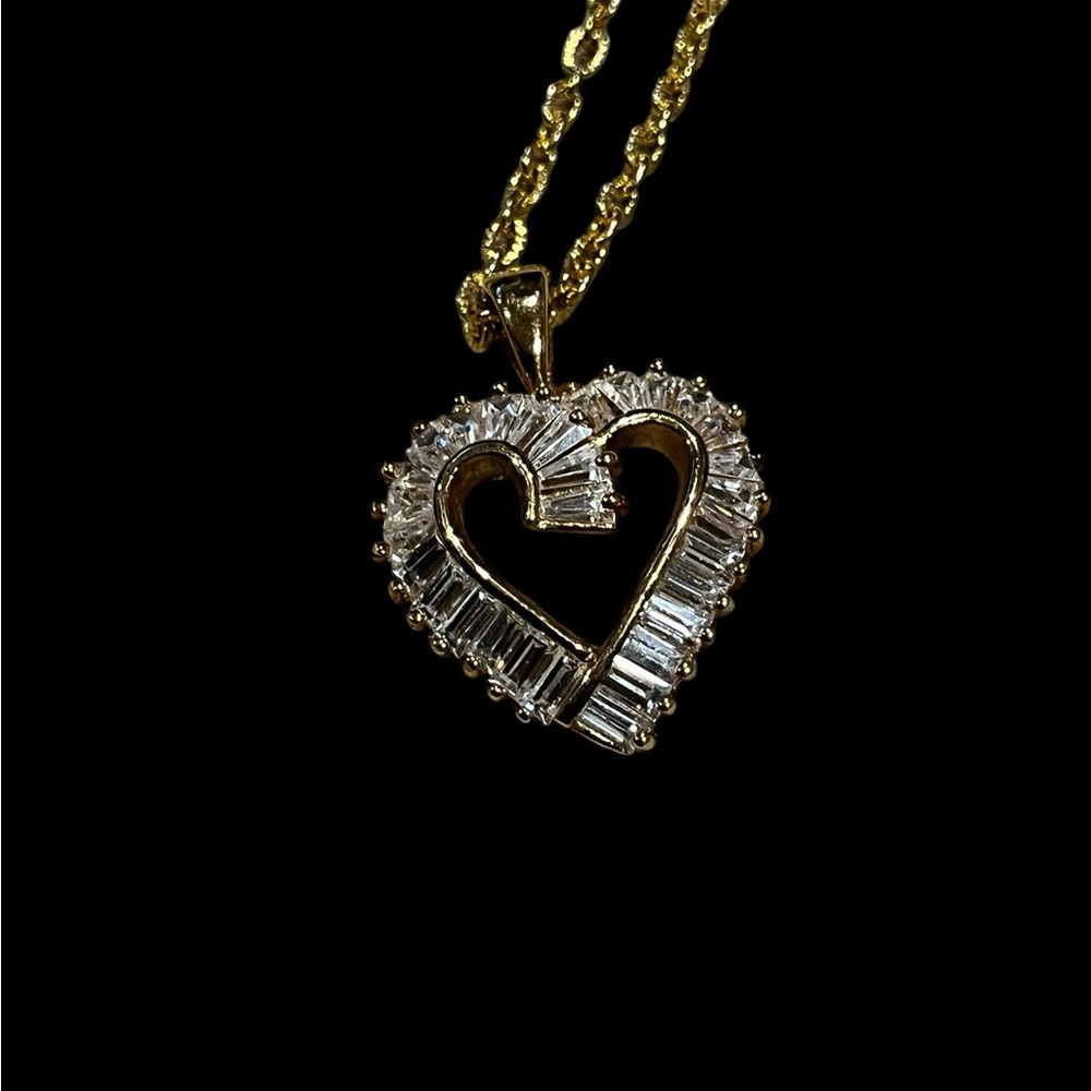 DBJ gold tone, heart pendant with rhinestone baguettes - Picture 6 of 9